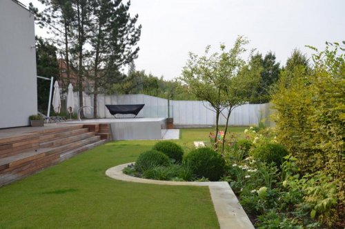 Realizace soukromé zahrady - výsadby tvarovaných stálezelených buxusů v kombinaci s trvalkami