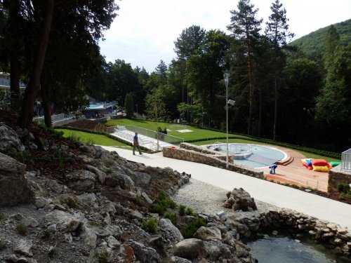 Rekonstrukce termálního koupaliště - pohled ze skalky na dětský bazén a hlavní travnatou plochu