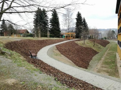 Realizace zahrydy - pohled na výsadby v členitém terénu zahrady